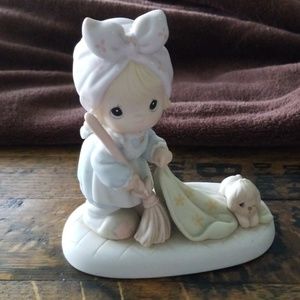 Precious Moments "Sweep all your worries away"